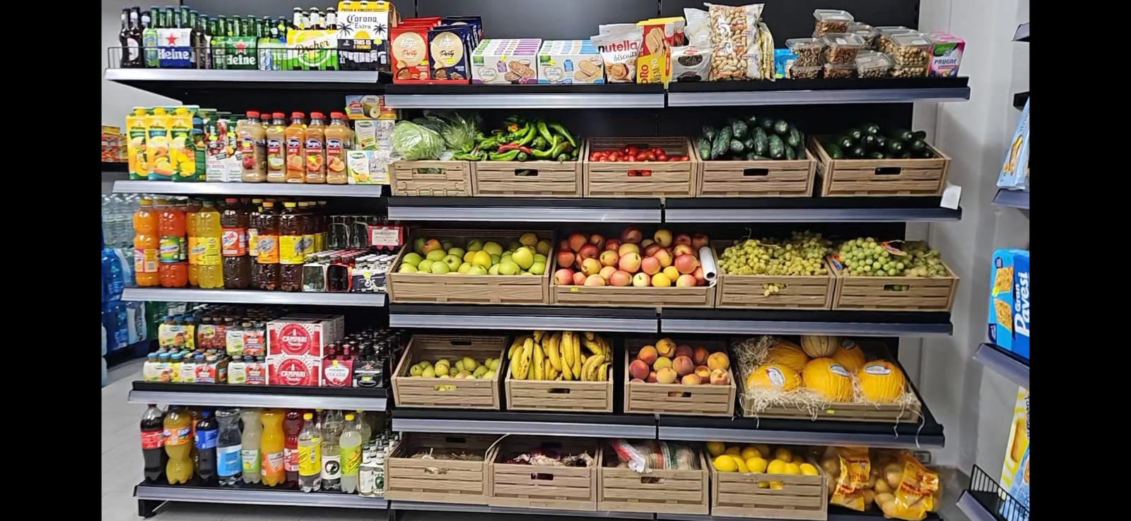 Cassette di mele, banane, pesche, uva, meloni, peperoni e cetrioli
